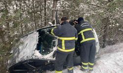 Kastamonu’da Trafik Kazası: Otomobil Şarampole Yuvarlandı, 2 Kişi Yaralandı