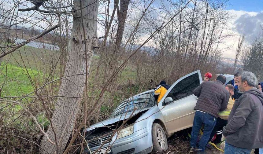 İnegöl’de Tek Taraflı Kaza: Kontrolden Çıkan Otomobil Ağaca Çarptı, 1 Yaralı