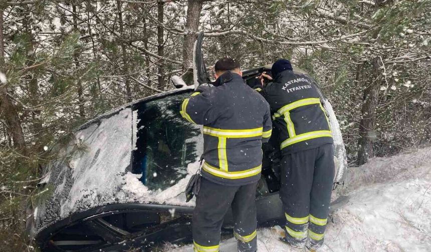Kastamonu’da Trafik Kazası: Otomobil Şarampole Yuvarlandı, 2 Kişi Yaralandı