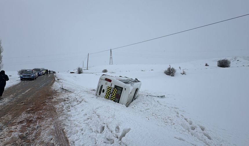 Sivas Yıldızeli’nde Öğrenci Servisi Devrildi: 10 Yaralı